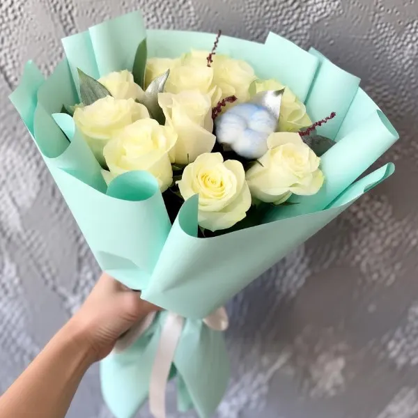 Букет из белых роз с хлопком