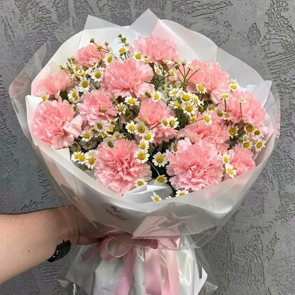 Нежный букет с розовыми диантусами