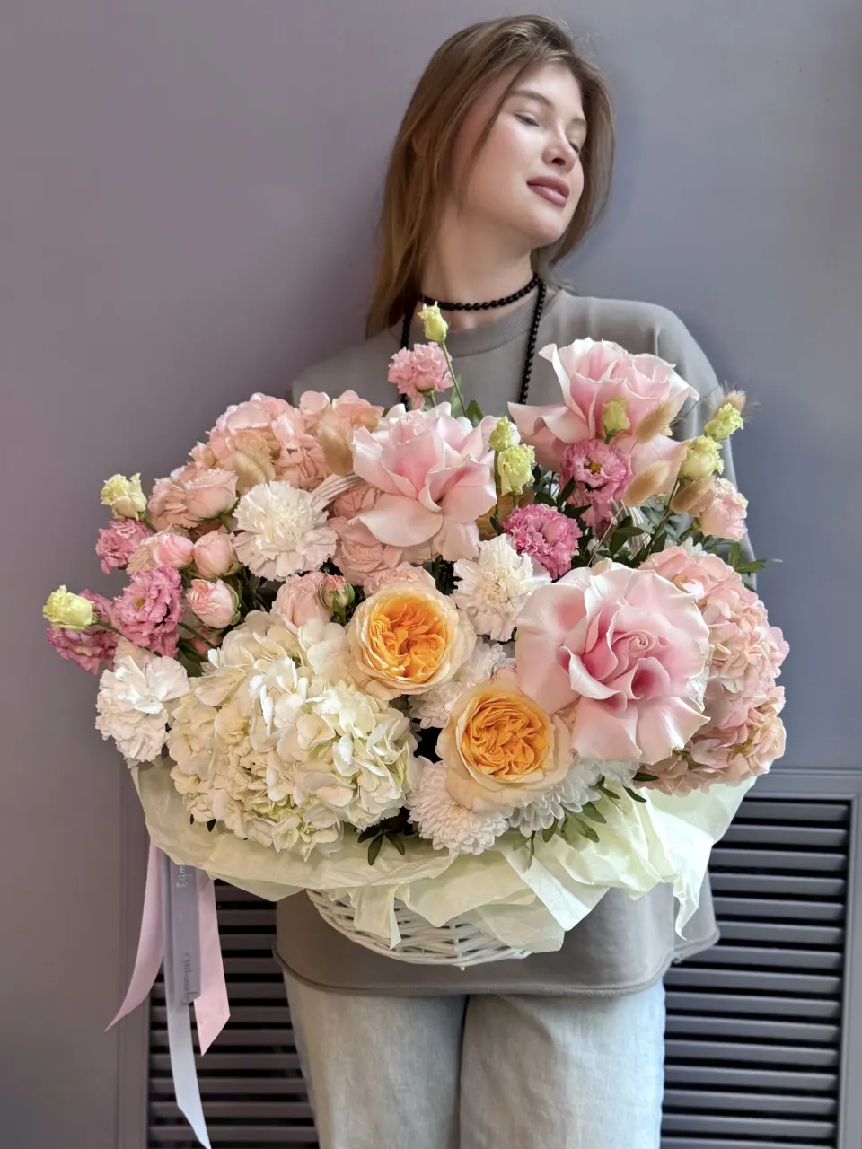 Композиция в корзине с пионовидными розами