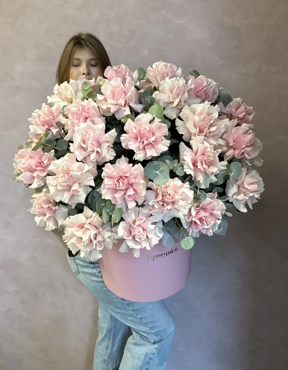 Композиция в шляпной коробке с розами и эвкалиптом