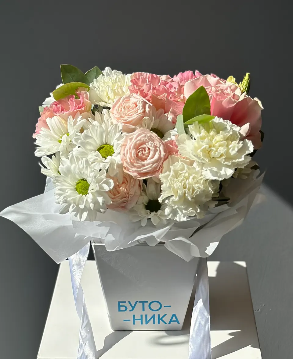 Композиция в брендовой сумке с розами и хризантемой