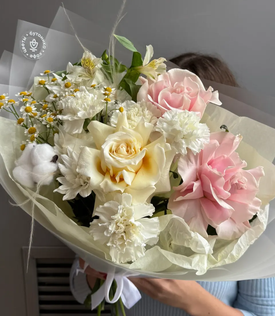 Авторский букет с розами и хлопком