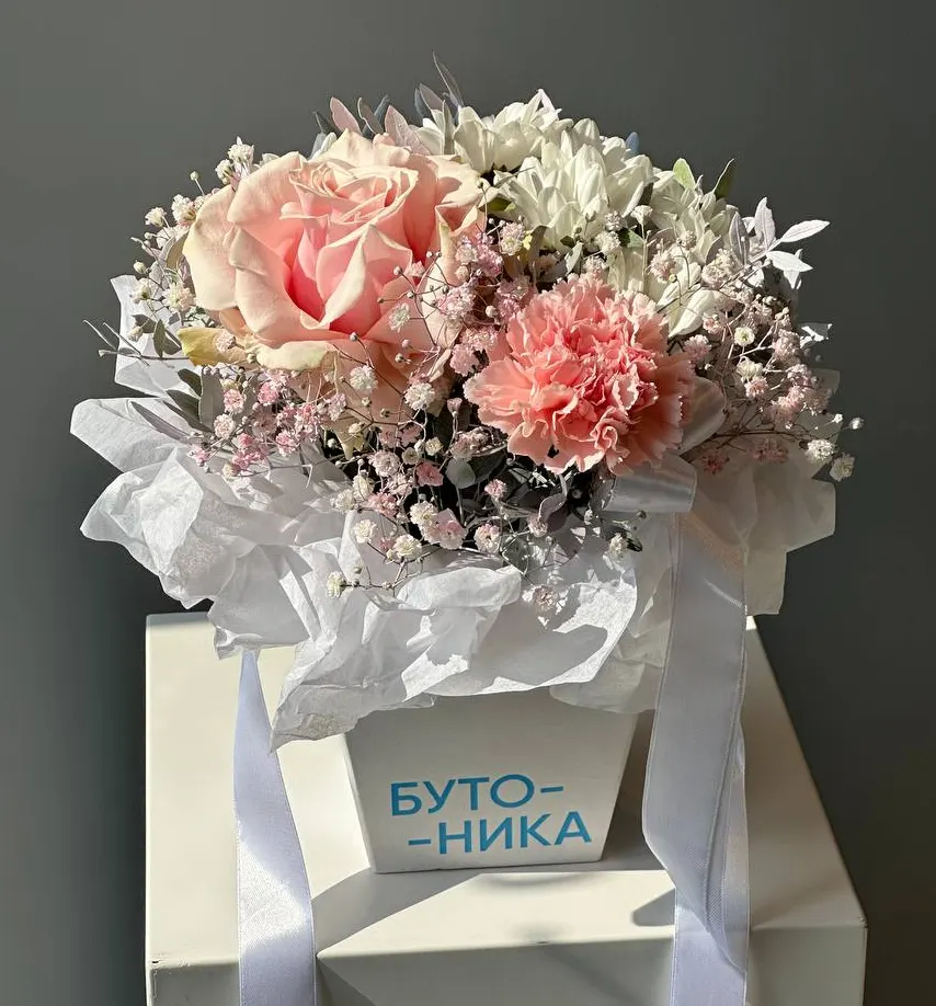 Композиция в брендовой сумке с премиальной розой и диантусом
