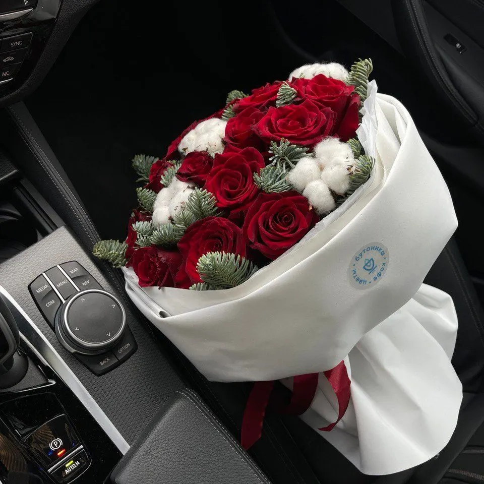Авторский букет с розой, хлопком и нобилисом