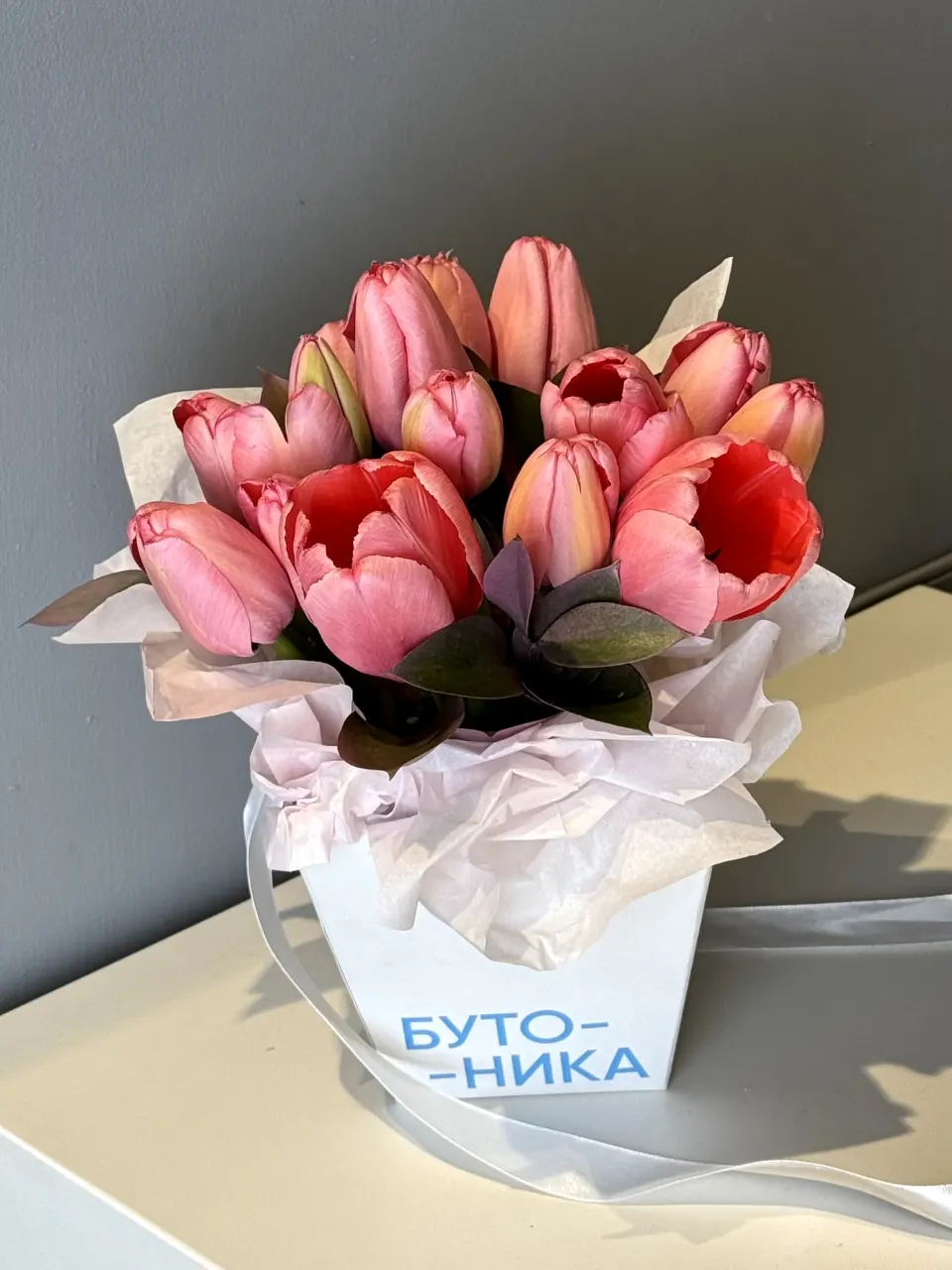 Композиция в сумке из тюльпанов