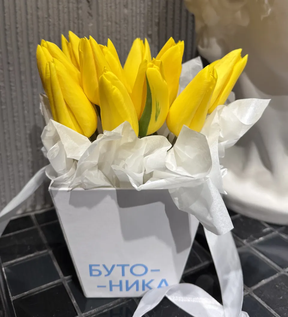 Композиция в сумке из желтых тюльпанов