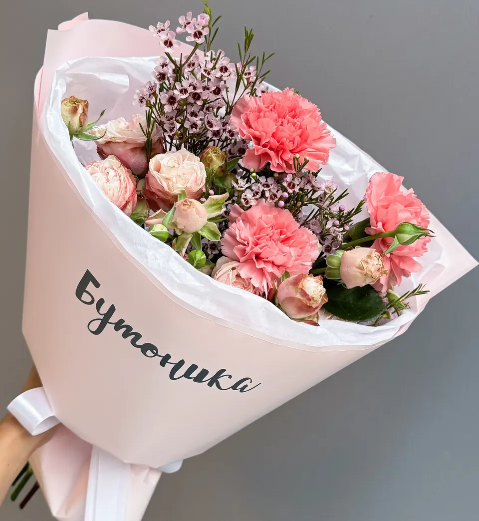 Авторский букет с кустовой розой и диантусом