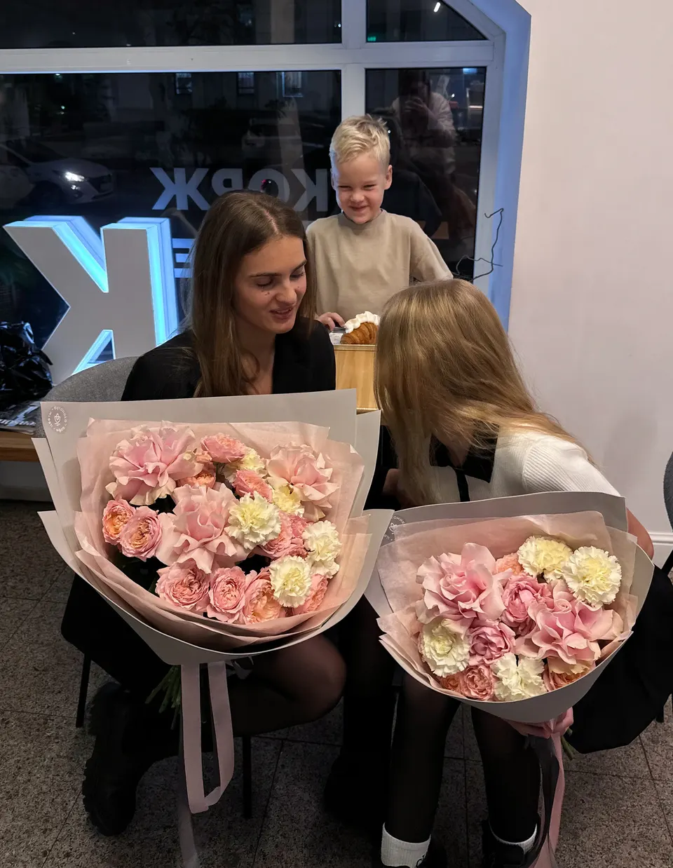 Дуэт авторских букетов с диантусом и розой для мамы и дочки