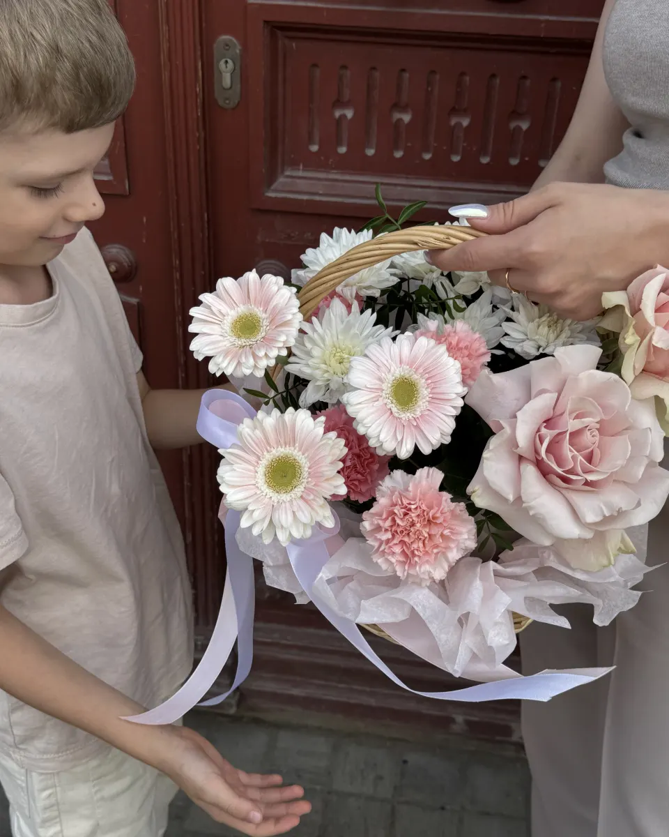 Композиция в корзине с розами и гермини