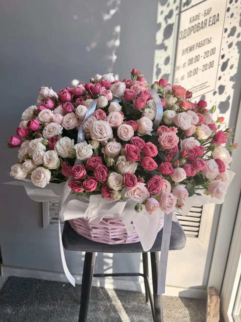 Композиция в корзине из кустовых роз