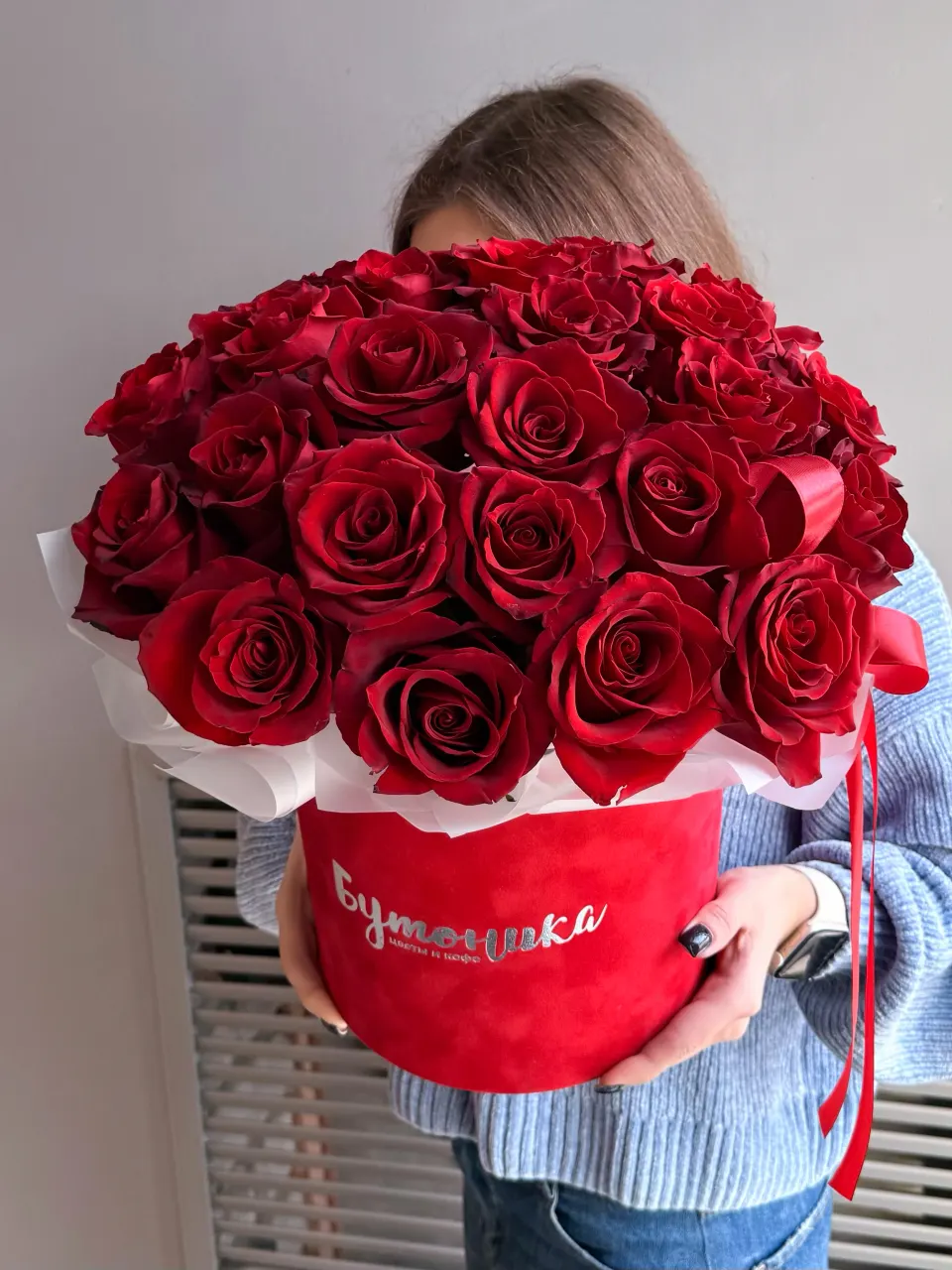 Композиция в шляпной коробке из 25 красных роз