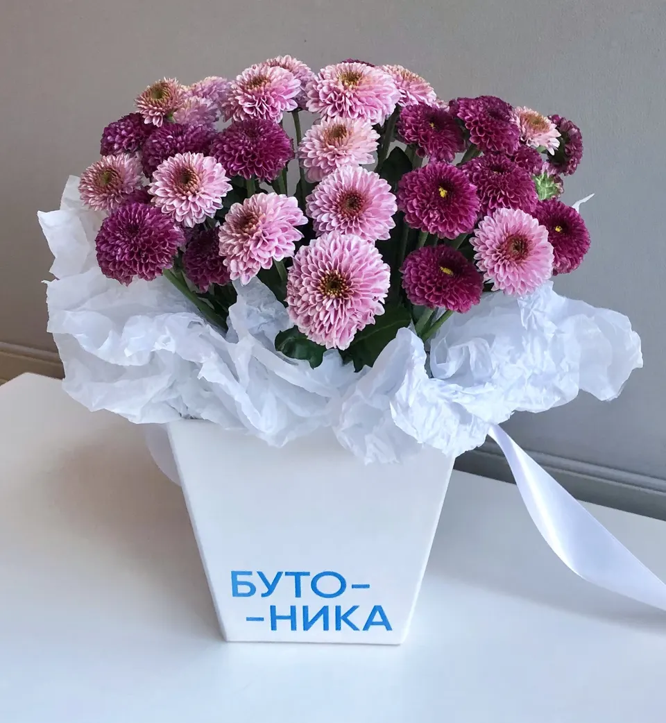 Композиция в брендовой сумке с хризантемой