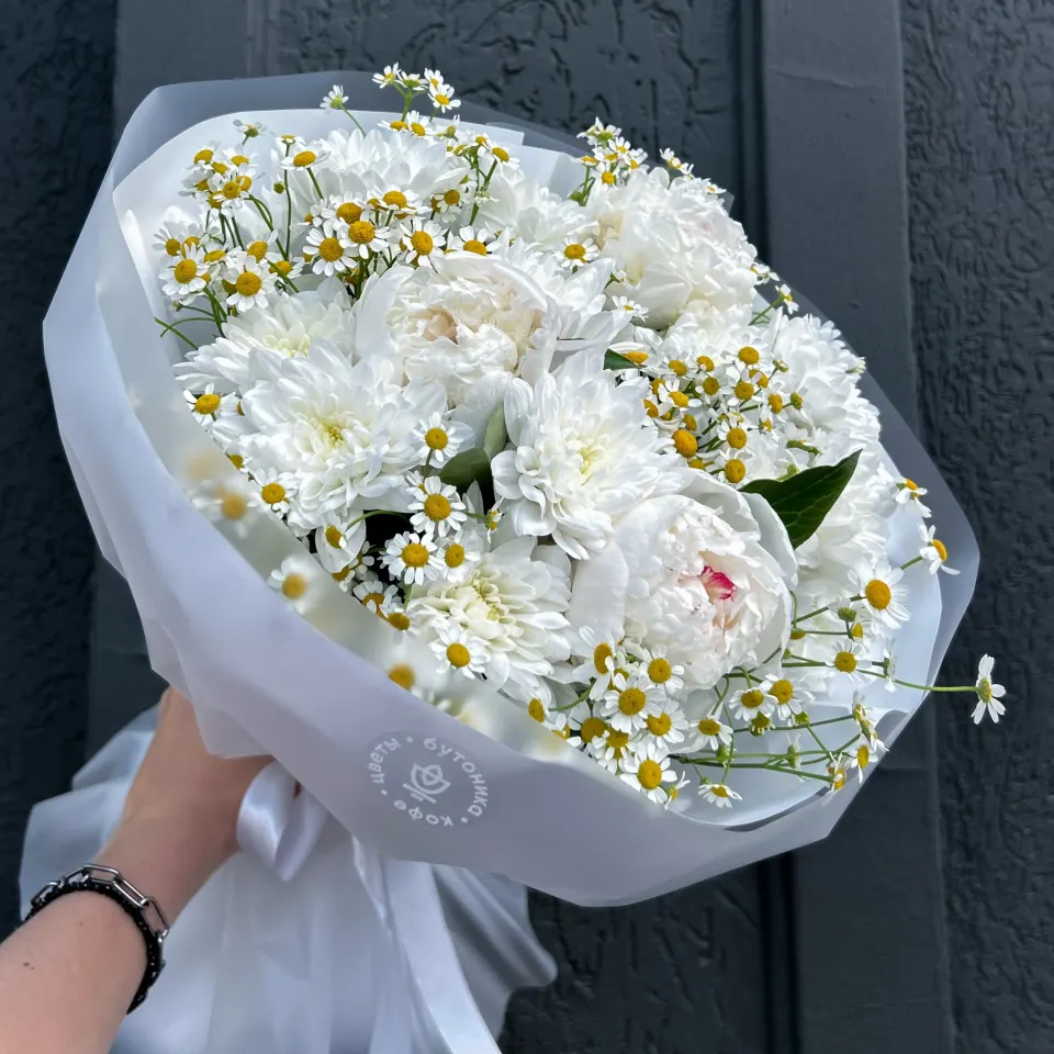 Авторский букет с пионами, хризантемой и ромашкой